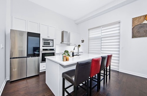 Oshawa House | The Grand Modernist: High Ceiling, 7 Beds/4 Washrooms