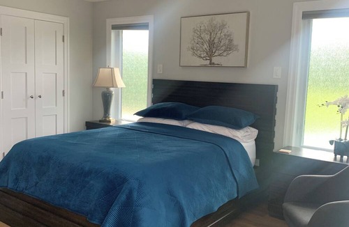 Woodslee Bed & Breakfast | Spacious suite with queen size bed & beautiful 3 piece ensuite