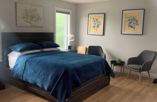 Woodslee Bed & Breakfast | Spacious suite with queen size bed & beautiful 3 piece ensuite