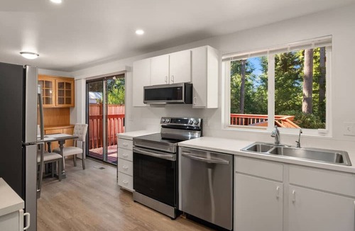 Lakeland North House | 4BR Modern Home | Newly Renovated | Yard | Firepit