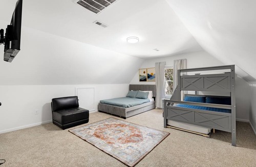 Garner House | Spacious Garner Home for 15!