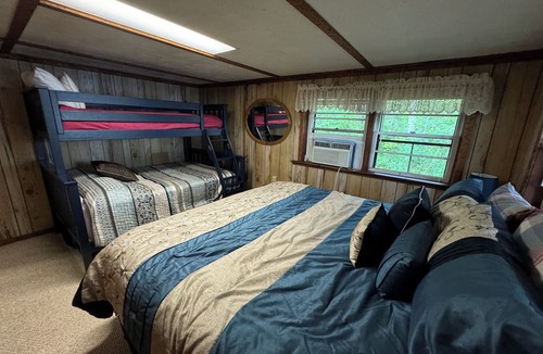 Le Roy Cottage | Rose Lake Shores Cottage