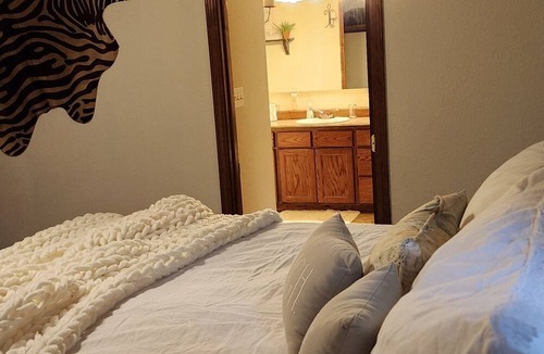 Stringtown House | Cozy 3-bedroom home between 2 lakes. Hunting, fishing and much more.