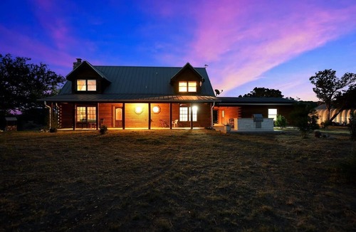 Burnet Cabin | EHAD RANCH 3-bedroom cabin in the Hill Country of Texas