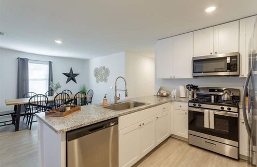 Southside House | 30+DayStay Mid-Term Rental-Mission del Lago 4BR, Ping Pong, Spacious, PETS OK