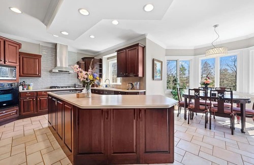 Hammonds Plains House | Elegant Lakehouse on Golf Course