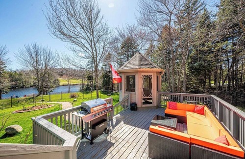 Hammonds Plains House | Elegant Lakehouse on Golf Course