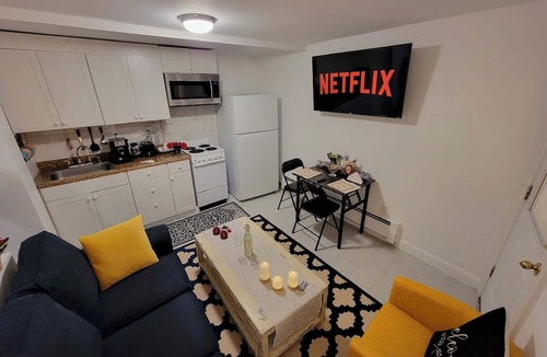 West Roxbury House | Comfy and Chic Boston Apartment