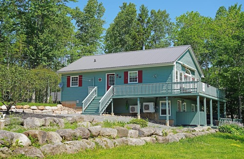 Smiths Corner House | Charming 3-bedroom house on the Lake with Hot tub