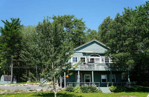 Smiths Corner House | Charming 3-bedroom house on the Lake with Hot tub