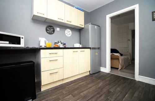 Roath House | Modern Retreat: Spacious 5-BR Haven in Roath