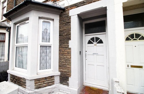 Roath House | Modern Retreat: Spacious 5-BR Haven in Roath