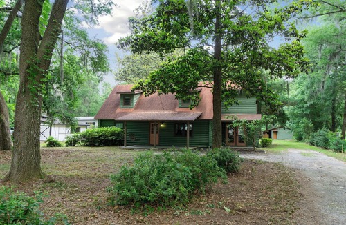 Fleming Cabin | Lakefront Getaway: Pool & Dock ~ 31 Mi to Savannah