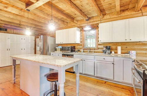 Fleming Cabin | Lakefront Getaway: Pool & Dock ~ 31 Mi to Savannah