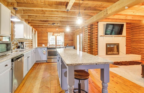 Fleming Cabin | Lakefront Getaway: Pool & Dock ~ 31 Mi to Savannah