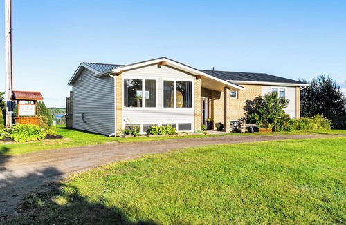 Cormierville Ski Chalet | Cozy and Modern Oceanview Cottage with hot Tub