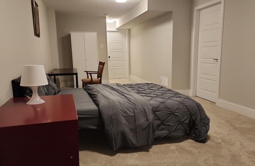 Ottawa Division House | Modern & Classy 4 Bedroom&3.5 Bath w/SelfCheck-In+Kitchen & Parking-Ottawa