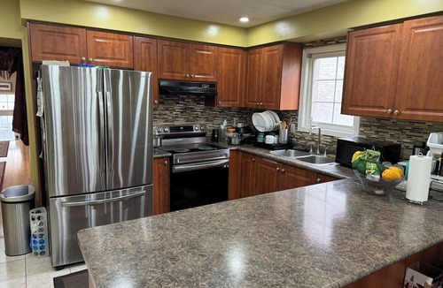 Clairlea - Birchmount House | Centrally located 3 Bedroom townhome with parking & Wifi
