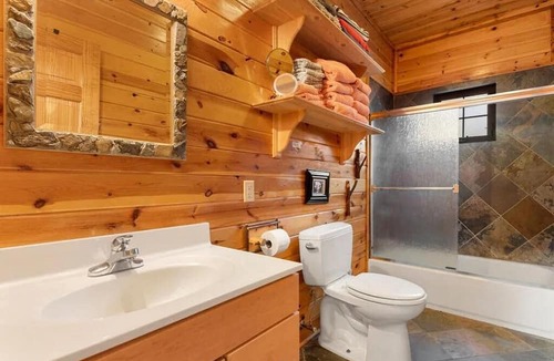 Lakeside Cabin | CEDAR LODGE HIDEAWAY: Private pool, private beach, fireplace, & firepit.