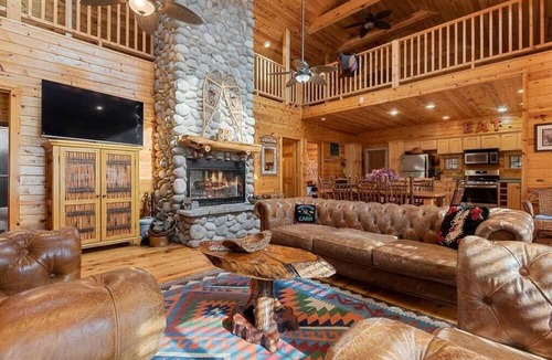 Lakeside Cabin | CEDAR LODGE HIDEAWAY: Private pool, private beach, fireplace, & firepit.