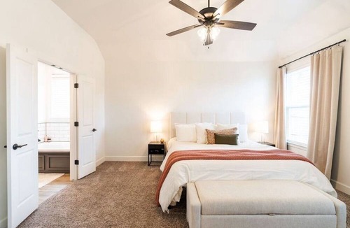 Norman House | Spacious 4-bedroom house with WiFi, AC within a couple miles of the Stadium!
