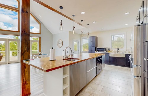 South Pittsburg House | Lakefront home with large deck, W/D & central AC