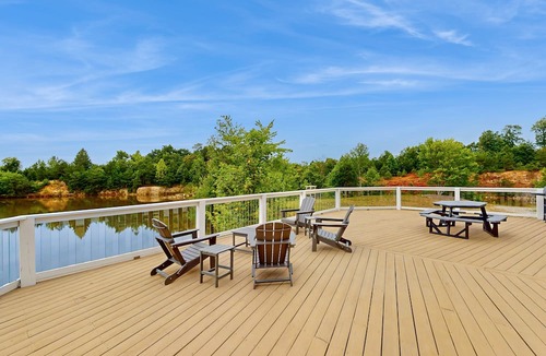South Pittsburg House | Lakefront home with large deck, W/D & central AC
