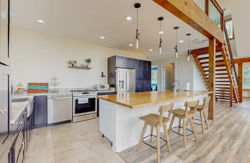 South Pittsburg House | Lakefront home with large deck, W/D & central AC