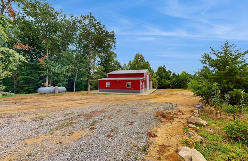 South Pittsburg House | Lakefront home with large deck, W/D & central AC