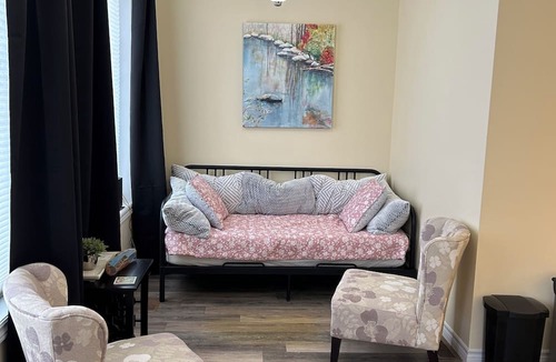 Canning Apartment | Spacious 4 bed, pet friendly and cozy accommodation downtown Canning.