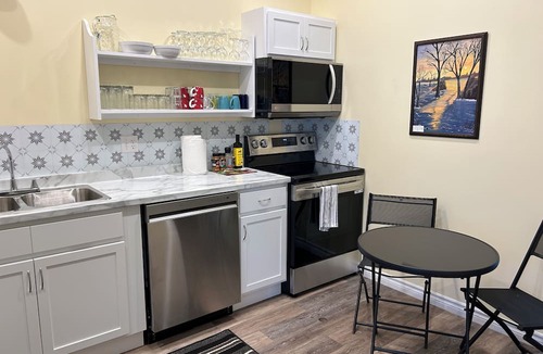 Canning Apartment | Spacious 4 bed, pet friendly and cozy accommodation downtown Canning.