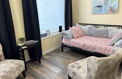 Canning Apartment | Spacious 4 bed, pet friendly and cozy accommodation downtown Canning.