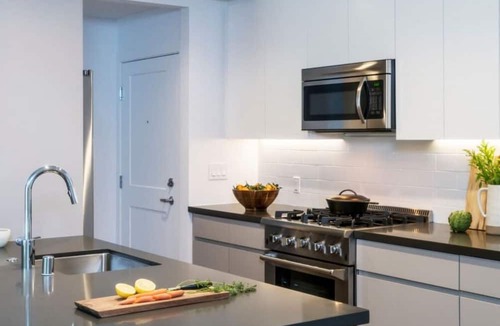 University Heights Condo | Sharon Green: Modern 2BR Condo