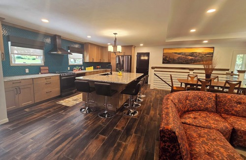 Manhattan House | The Bradley House - Beautiful & Spacious Home - Near Campus & Stadium