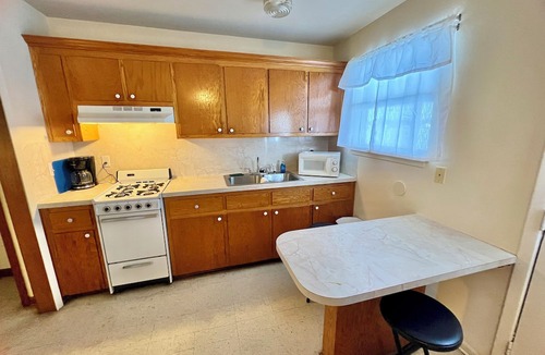 New Roads House | Pointe Breeze Kitchenette #15