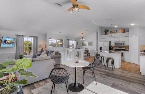 Jacarandas House | Sunny Palms Paradise: 6 Bedroom Villa Heated Pool
