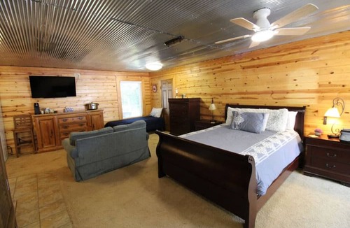 Edgemont Apartment | Greers Ferry Lake Front Studio