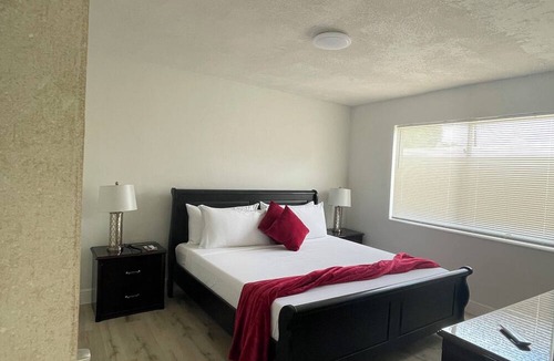 Oakland Park Apartment | Lucea by the Sea: Stylish One Bedroom Apartment with Pool Access!
