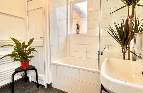 Yattendon House | Idyllic riverside cottage