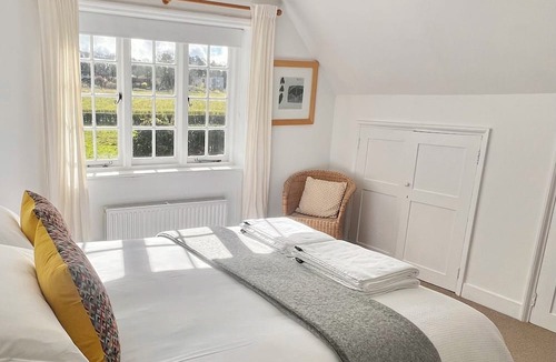 Yattendon House | Idyllic riverside cottage