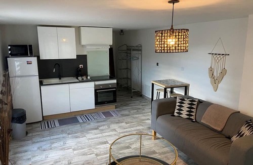 Marsillargues Apartment | 2-person apartment with Jacuzzi suite, garden, close to beaches.
