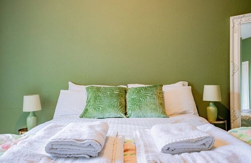 Malvern Apartment | Guest Homes | Broadbanks View