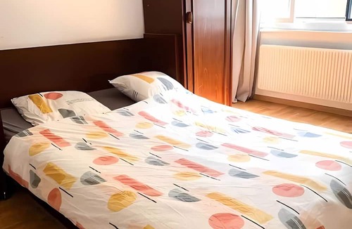Vallorbe Bed & Breakfast | Chambre privée de 20m2 avec rangement, avec une salle de bain & cuisine partagée