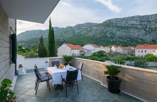 Komolac Apartment | Three bedroom apartment with terrace Mokošica, Dubrovnik (A-23230-b)