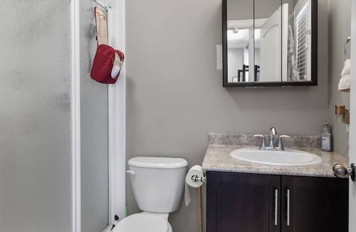 Terra Nova Apartment | Bright & Modern 3 Bbrm Main Floor Apt in Kilbride