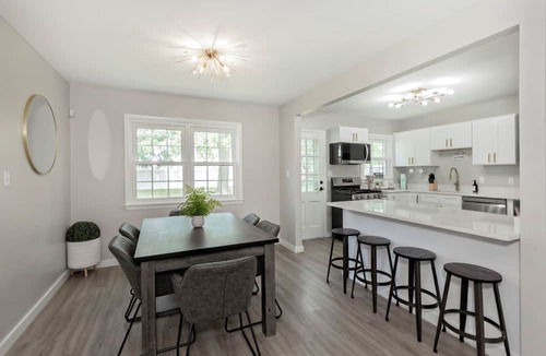 Euclid House | Modern Updated Ranch 15 min to Downtown & Hospitals