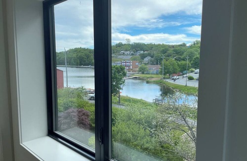 Dartmouth House | Beautiful 3 bedroom by Lake Banook!