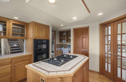 Mount Park House | Cozy 4-bedroom house in tranquil Lake Oswego with AC - great views of Mt. Hood.