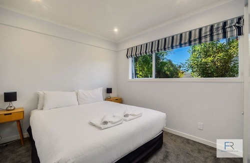 Browns Bay House | Spectacular Sea Views -Exec Home