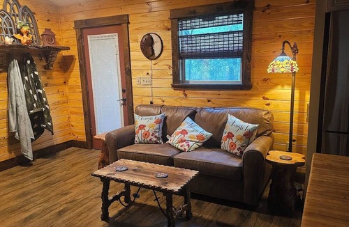 Orange House | Cozy 1 Bedroom Bungalow with all the comforts of home!